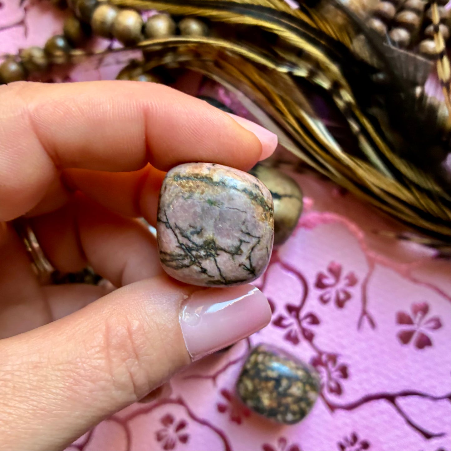 Pierre roulée Rhodonite